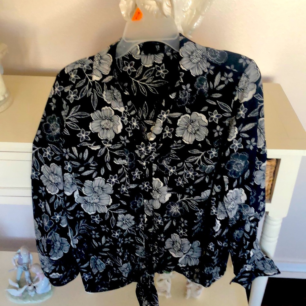 Comfortable button up blouse. Jones of New York